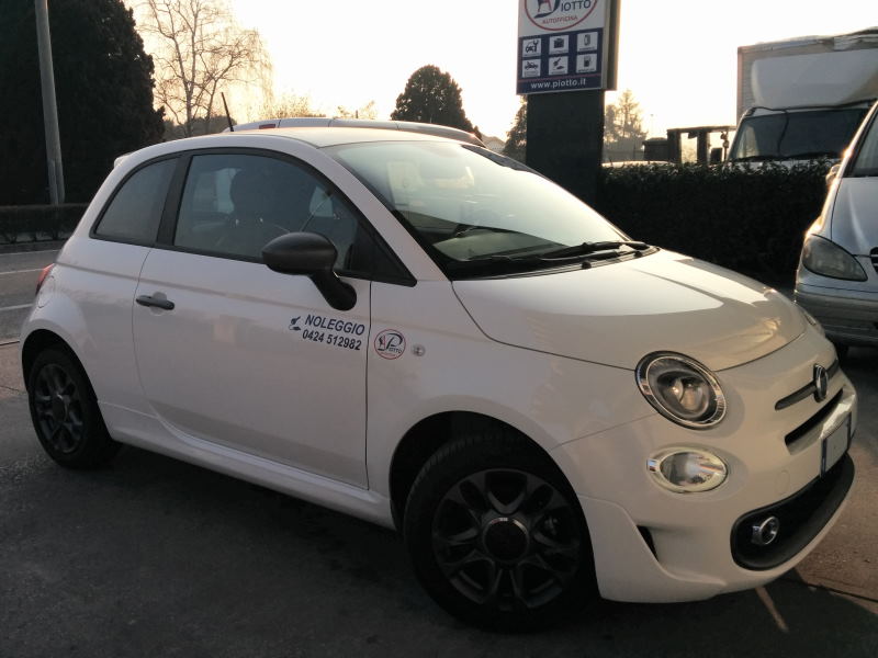 Fiancata destra FIAT 500 a noleggio